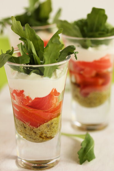 Закуска с лососем, песто и рукколой
.