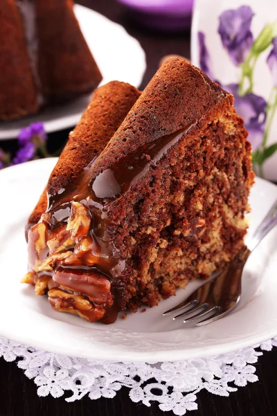 Cake met karamel en noten. — Stockfoto