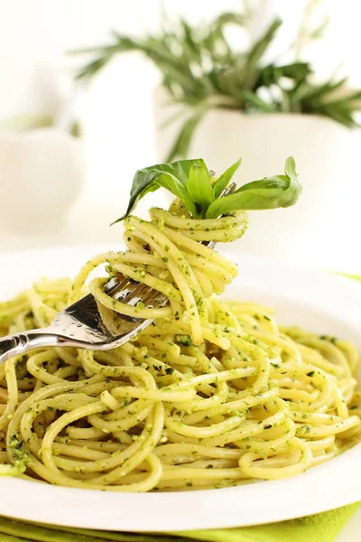 Spaghetti med pesto. — Stockfoto