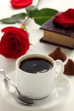 Gül ve çikolatalar.