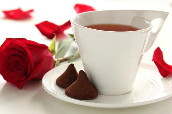 Rose and chocolates. — Stock Photo, Image