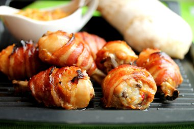 içinde kızarmış domuz pastırması.