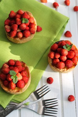 yaban çileği ile tartlets.