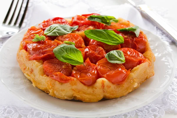 Tarte Tatin with tomatoes. — Stock Photo, Image