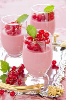 Panna cotta tatlı kırmızı kuş üzümü, seçici odak ile.