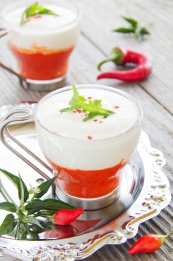 kırmızı biber ve köpük ve krem, seçici odak.