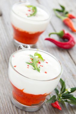 kırmızı biber ve köpük ve krem, seçici odak.