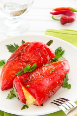 kavrulmuş peppers seçici odak beyaz peynir ile doldurulmuş.