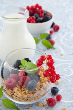 Kahvaltı - meyve, süt, seçici odak ile müsli.