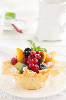 phyllo hamur içinde meyve salatası.