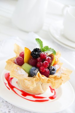 phyllo hamur içinde meyve salatası.