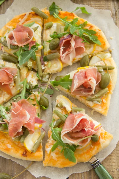 Pizza with arugula and prosciutto. — Stock Photo, Image