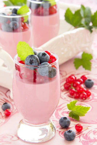 Panna cotta Dessert mit roten Johannisbeeren, selektiver Fokus. — Stockfoto