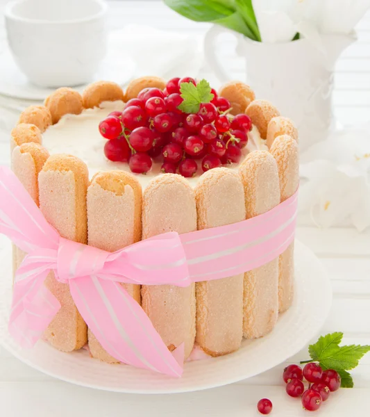 Kuchen "Charlotte" mit Himbeeren und Sahne, selektiver Fokus. — Stockfoto