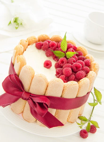 "샬 럿" 나무 딸기와 함께 케이크와 크림, 선택적 초점. — 스톡 사진