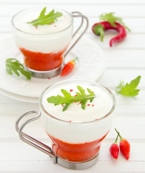 Mousse di peperoncino e panna, messa a fuoco selettiva . — Foto Stock