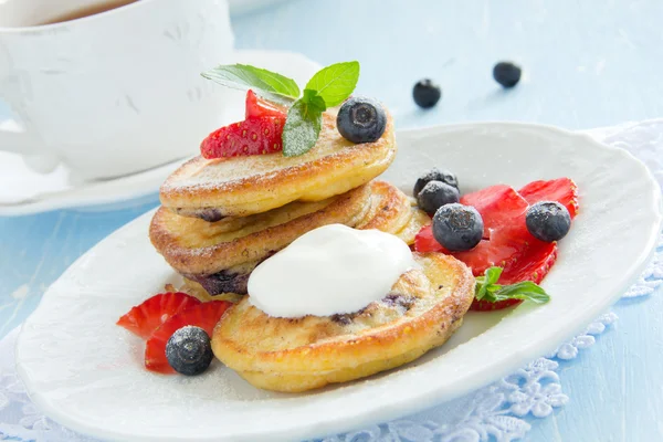 Pfannkuchen mit Blaubeeren und Erdbeeren. — Stockfoto