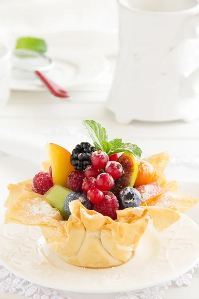 Ensalada de frutas en masa de filo . — Foto de Stock