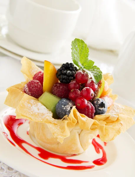 Fruit salad in phyllo dough. — Stock Photo, Image
