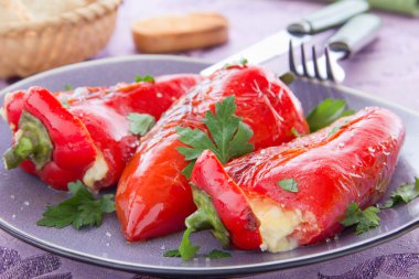 kavrulmuş peppers seçici odak beyaz peynir ile doldurulmuş.