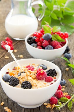 Kahvaltı - meyve, süt, seçici odak ile müsli.