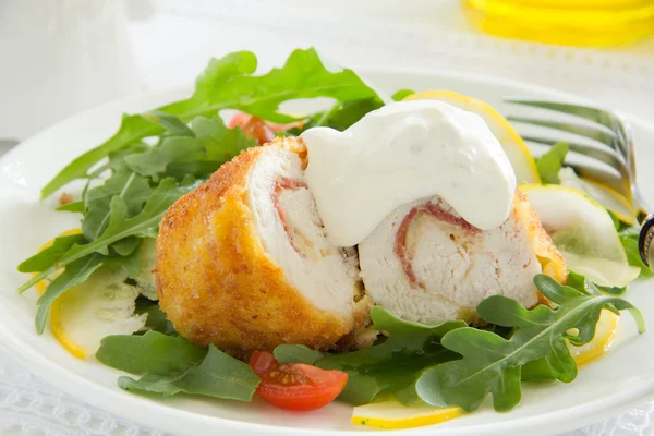 Chicken breast with salad and tartare sauce. — Stock Photo, Image