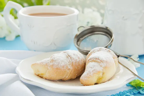 Zelfgemaakte mini croissants met roomkaas. — Stockfoto