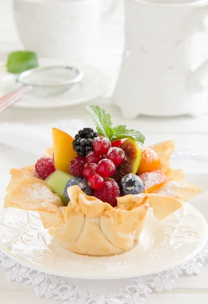 Fruit salad in phyllo dough. — Stock Photo, Image