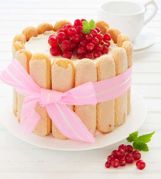 Cake "Charlotte" with raspberries and cream, selective focus. — Stock Photo, Image