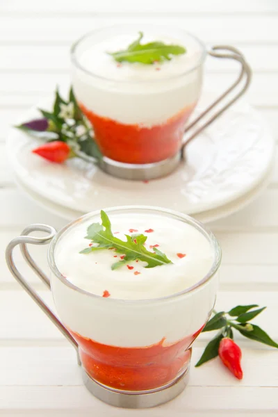 Mousse de pimiento rojo y crema, enfoque selectivo . — Foto de Stock