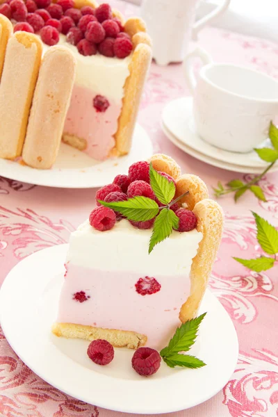 Cake "Charlotte" with raspberries and cream, selective focus. — Stock Photo, Image