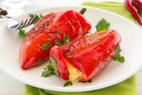 Pimientos asados rellenos con queso feta, enfoque selectivo . — Foto de Stock