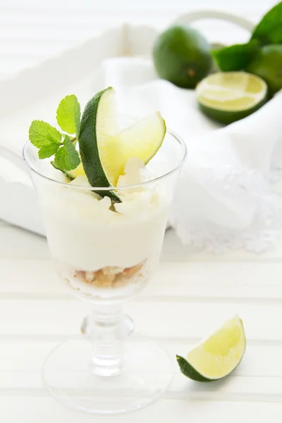 Cheesecake with lime in a glass. Selective focus. — Stock Photo, Image