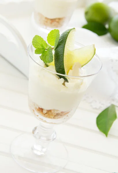 Cheesecake med lime i ett glas. selektiv inriktning. — Stockfoto