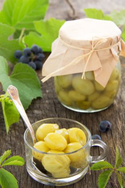 yapılan Yeşil üzüm reçeli. seçici odak.