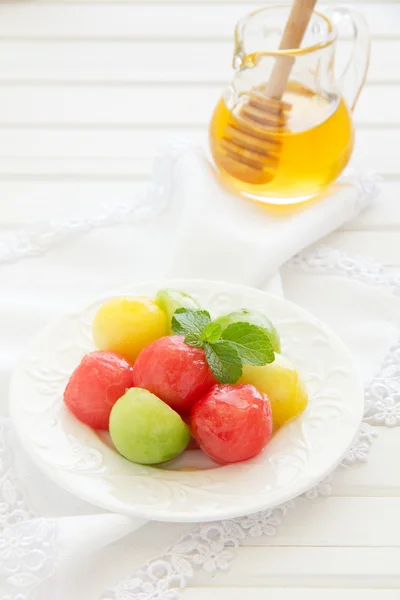 The dessert salad of watermelon and cantaloupe with honey. — Stock Photo, Image