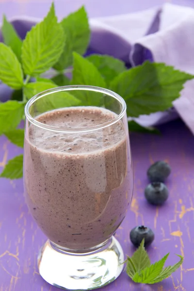 Batido de arándanos y bebidas. enfoque selectivo . — Foto de Stock