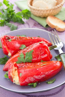 kavrulmuş peppers seçici odak beyaz peynir ile doldurulmuş.