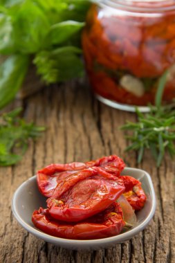ev yapımı kurutulmuş: domates, kekik, biberiye ve fesleğen ile.