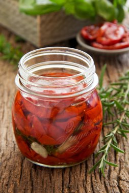 ev yapımı kurutulmuş: domates, kekik, biberiye ve fesleğen ile.