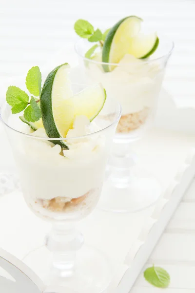 Cheesecake with lime in a glass. Selective focus. — Stock Photo, Image