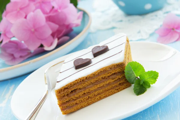 Медовый торт и чай — стоковое фото