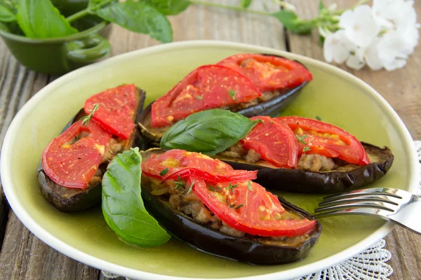 Grilled eggplant with tomatoes and meat. — Stock Photo, Image