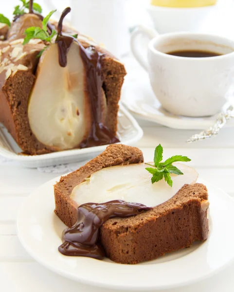 Schokoladenkuchen mit Birnen und Schokoladensauce. — Stockfoto