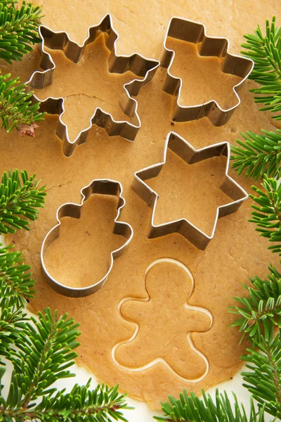 Pepparkaksdeg för jul cookies och cookie fräsar. — Stockfoto