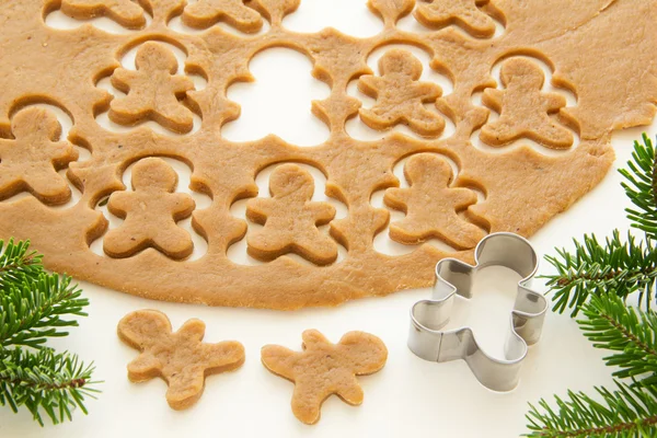 Pepparkaksdeg för jul cookies och cookie fräsar. — Stockfoto