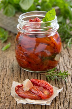 ev yapımı kurutulmuş: domates, kekik, biberiye ve fesleğen ile.