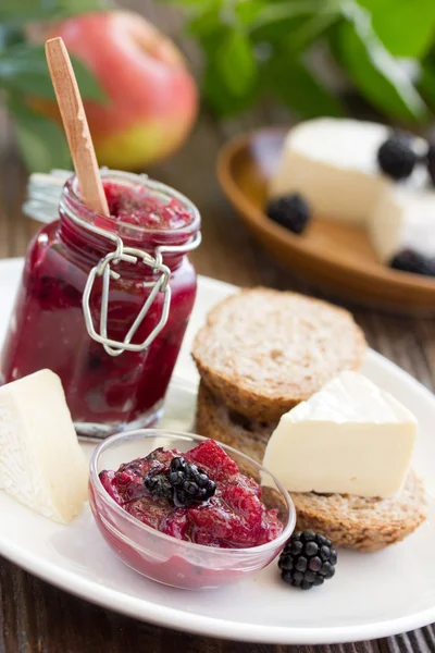 Chutney of apples and blackberries. — Stock Photo, Image