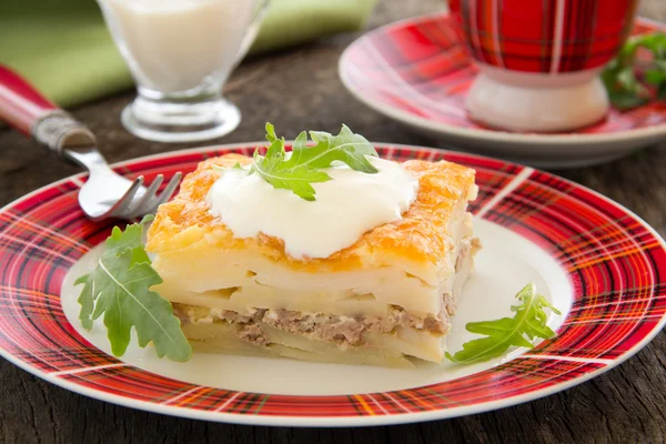peynir ve et ile patates graten.