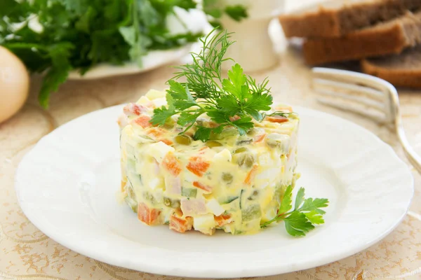 Salată tradițională rusă olivier — Fotografie, imagine de stoc
